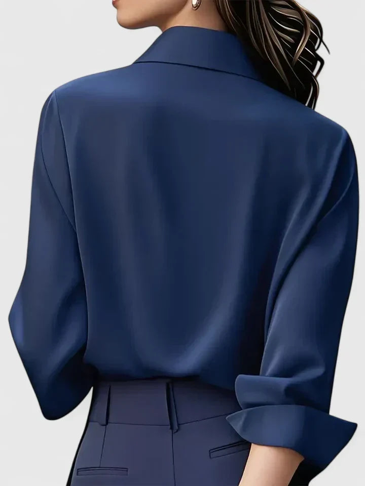 Elegante maglia donna a maniche lunghe con raffinati bottoni nascosti e orlo curvo, moda femminile.