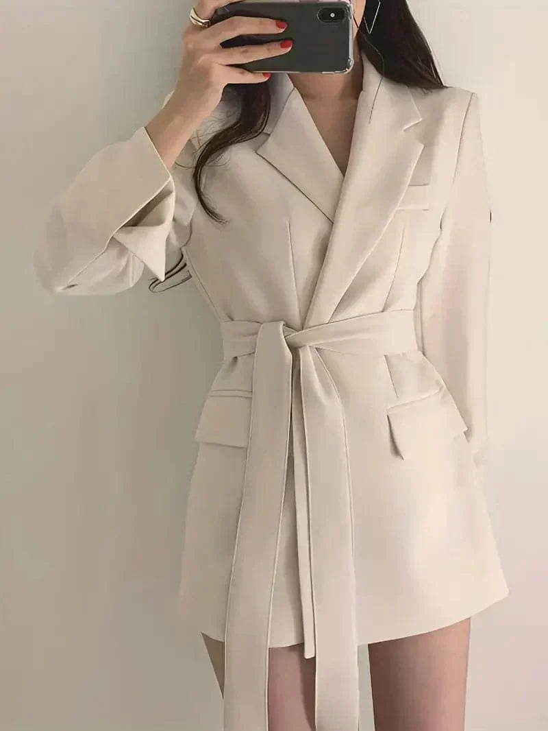 Abito blazer slim fit da donna, taglio sartoriale per un look elegante. Ideale per ufficio o serate casual chic.