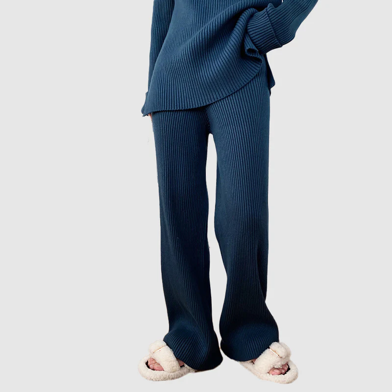 Completo donna in maglia a coste: maglione oversize e pantaloni larghi. Look versatile, ideale per un abbigliamento casual.