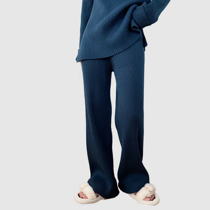 Completo donna in maglia a coste: maglione oversize e pantaloni larghi. Look versatile, ideale per un abbigliamento casual.