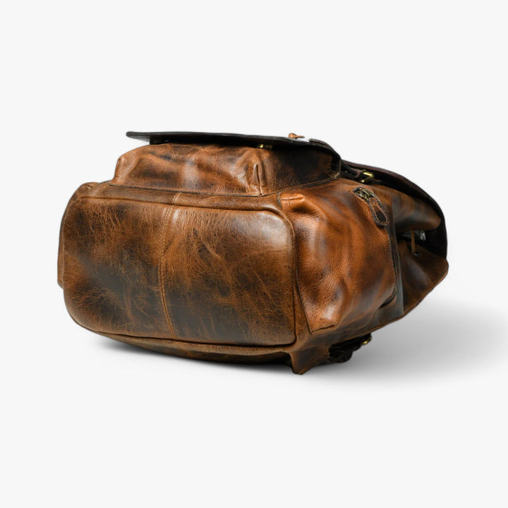 Borsa zaino marrone con patta per uomo e donna, versatile per la città e il tempo libero.
