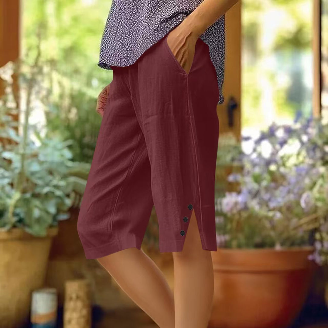 Vista posteriore di pantaloni capri donna, mostrando la vestibilità confortevole.