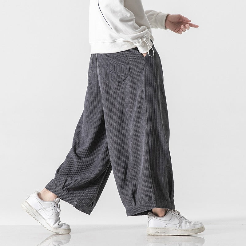 Pantaloni da uomo con pieghe, ampi e con vestibilità comoda, perfetti per un look elegante.