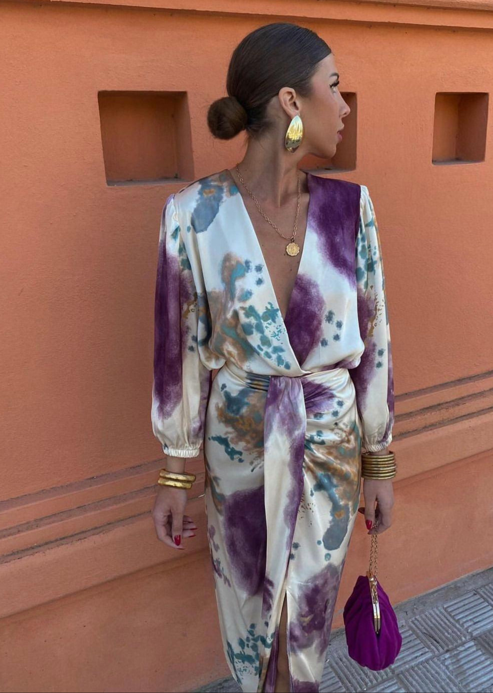 Abito donna primaverile, stile elegante con scollo a V e taglio aderente. Moda sofisticata per ogni occasione.