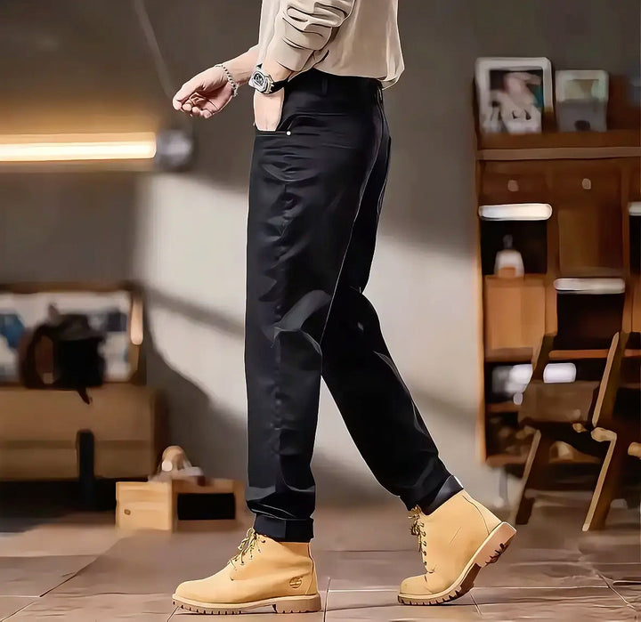 Pantaloni chino uomo neri, gamba stretta, vestibilità slim per un look elegante e moderno.