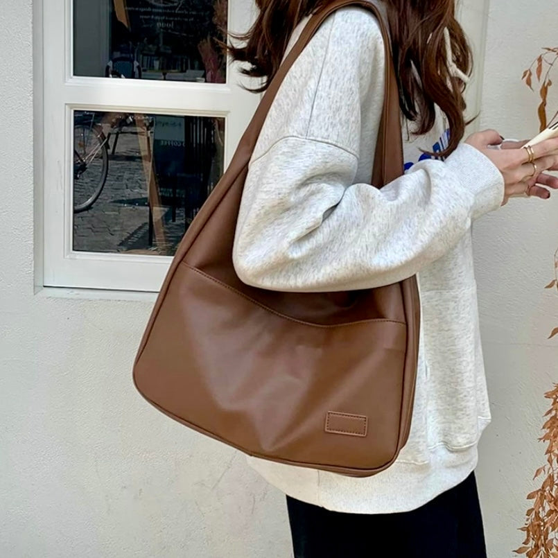 Tracolla donna in pelle premium, borsa elegante e versatile per ogni outfit.