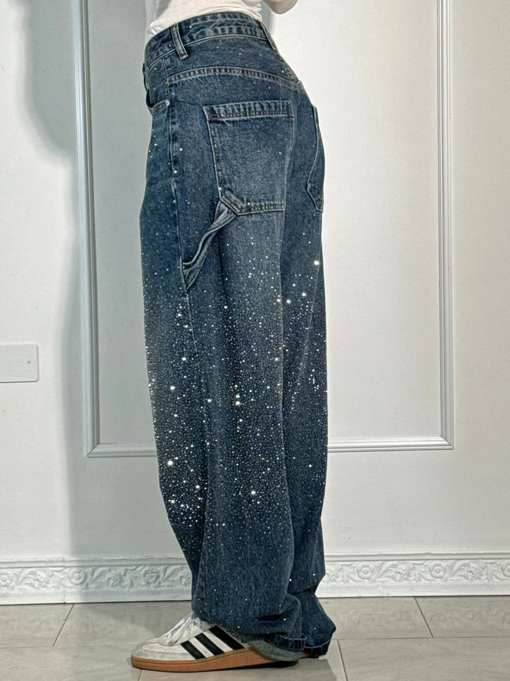 Jeans a gamba larga donna con luminosi strass, ideale per stile autunnale e casual.