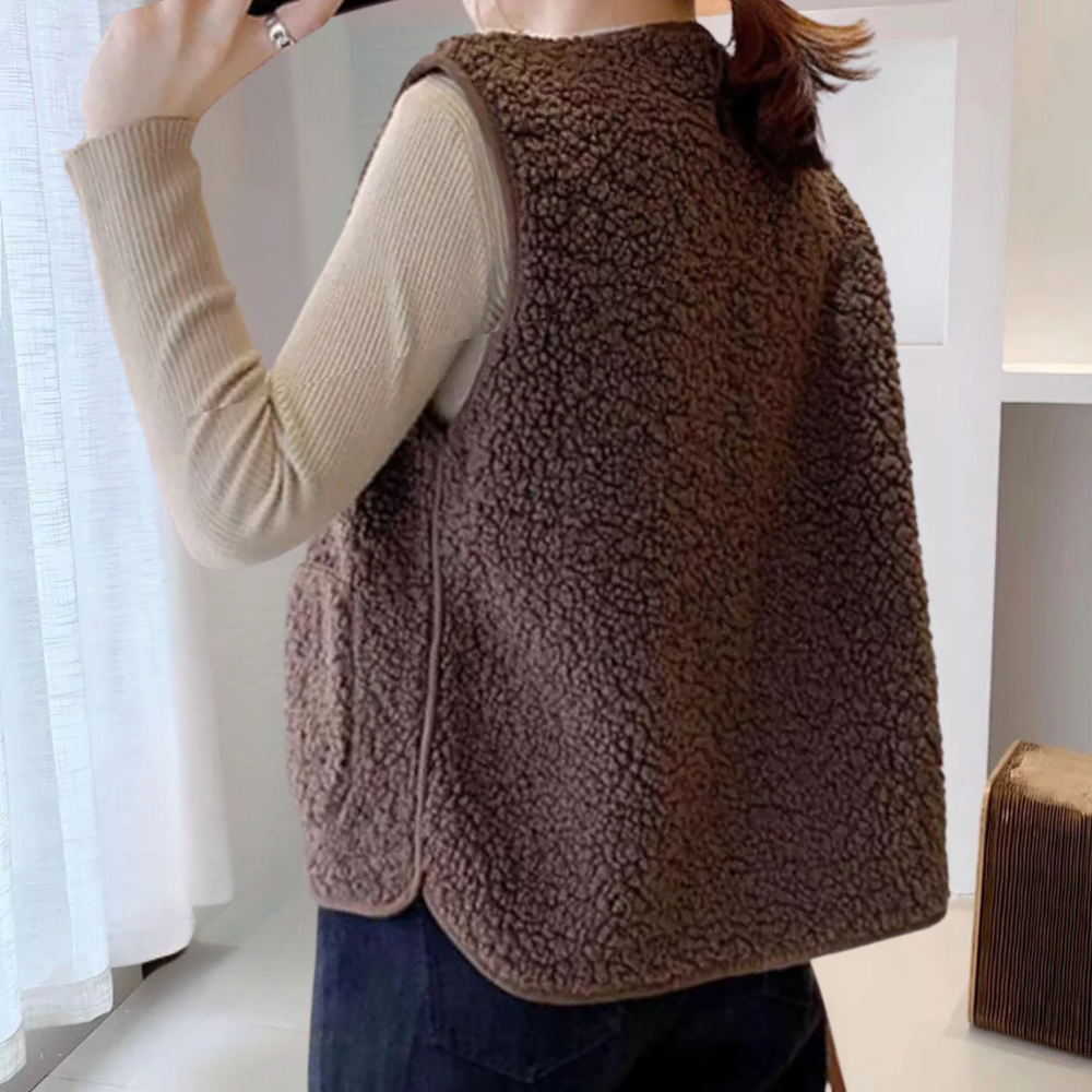 Gilet donna trendy in sherpa con bottoni, ottimo per un look a strati, un must della moda invernale.