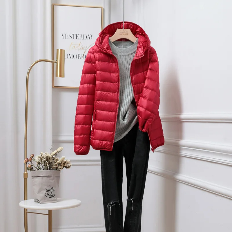 Piumino leggero donna con cappuccio. Comfort quotidiano, stile raffinato per autunno/inverno.