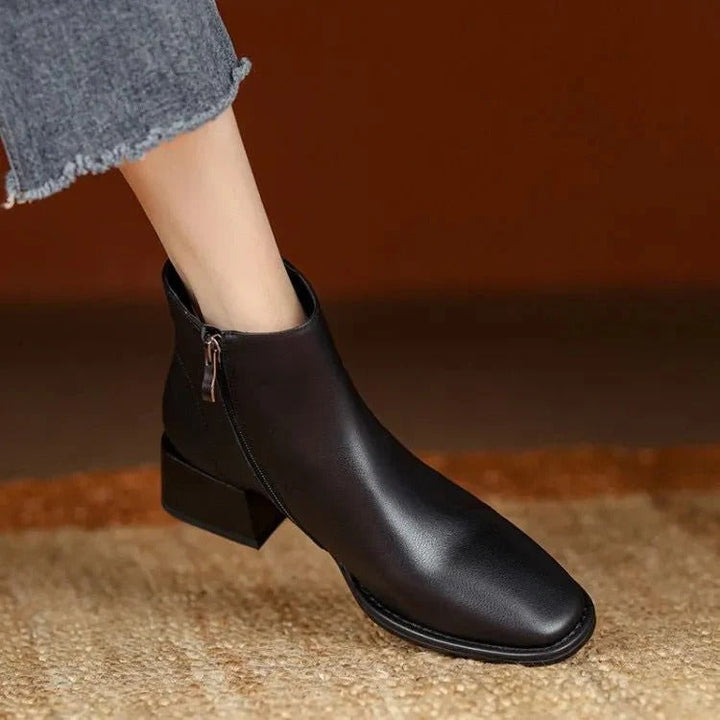 Stivali in pelle da donna neri, tacco basso, ideali per comfort e stile quotidiano. Calzature versatili eleganti.