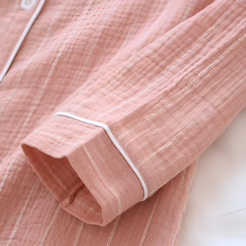 Fantasia a righe della camicia da notte donna, elegante e intramontabile, per un pigiama confortevole.