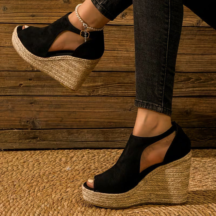 Dettaglio sandali donna con zeppa, cinturino regolabile, scarpe estive comode per comfort quotidiano.