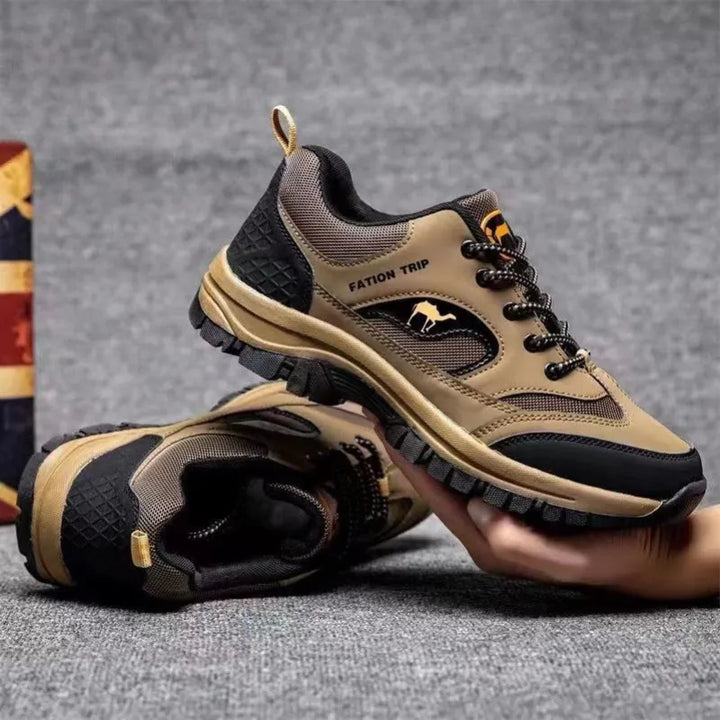 Scarpe uomo ortopediche beige con design robusto, leggere e stabili, per un supporto del piede ottimale e benessere.