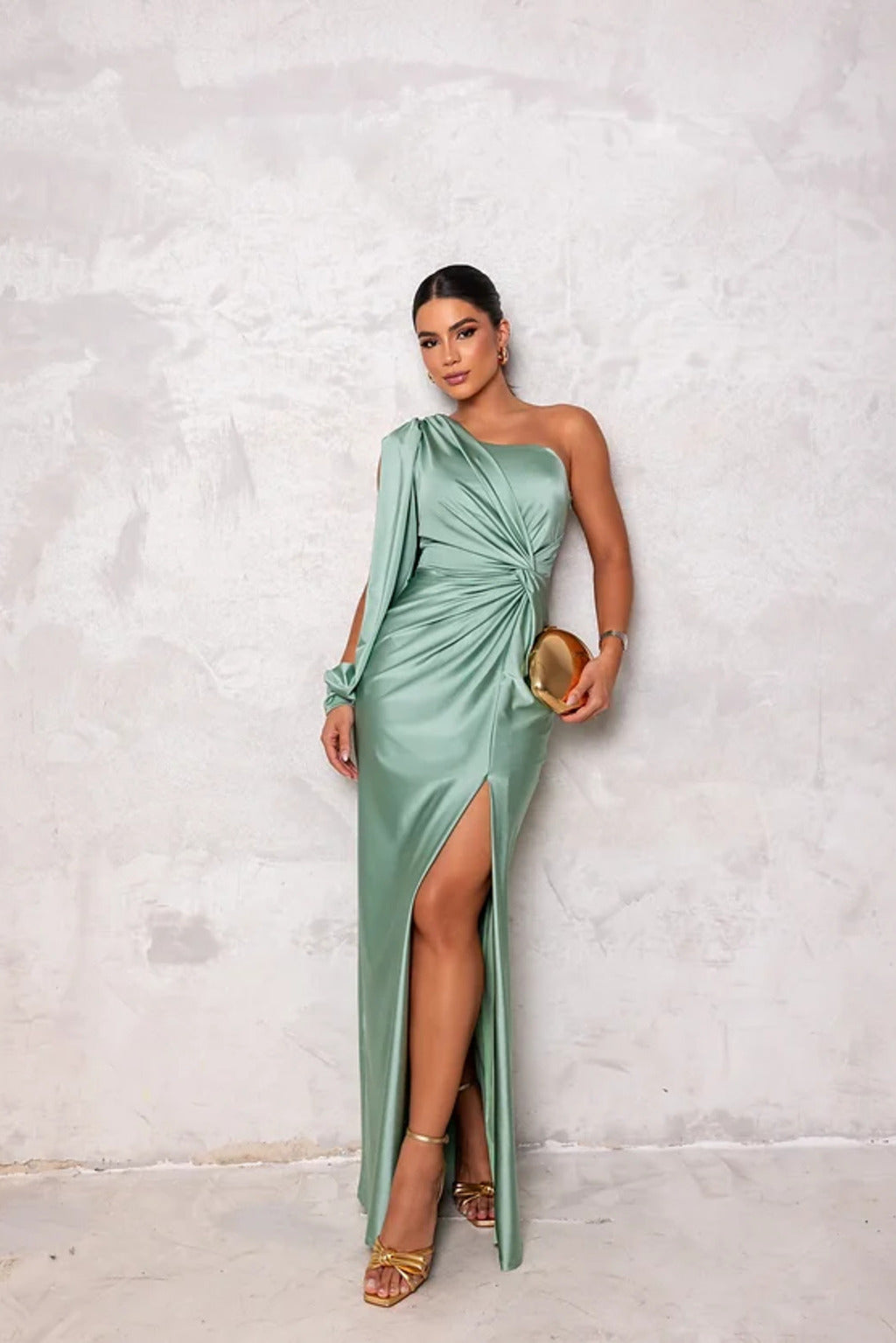 Abito midi aderente per donna, ideale per serate eleganti e party esclusivi.