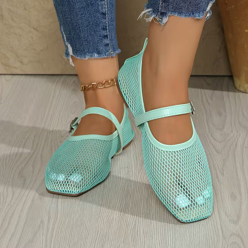 Stilosi sandali intrecciati da donna, per un comfort estivo e un look versatile.