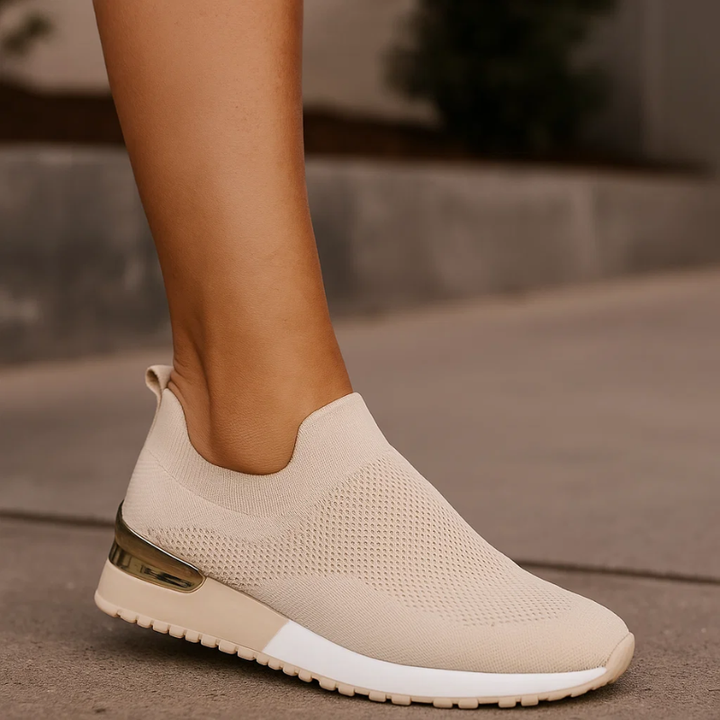 Scarpe slip-on donna rosse, traspiranti e comode, dal design moderno. Perfette per il tempo libero.