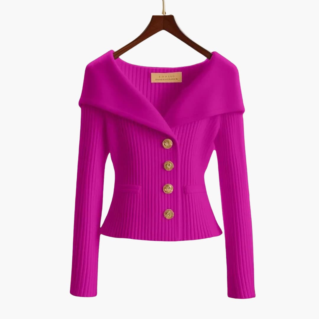 Donna in gilet cardigan corto a coste con bottoni. Outfit chic e casual, capo versatile per ogni stagione.