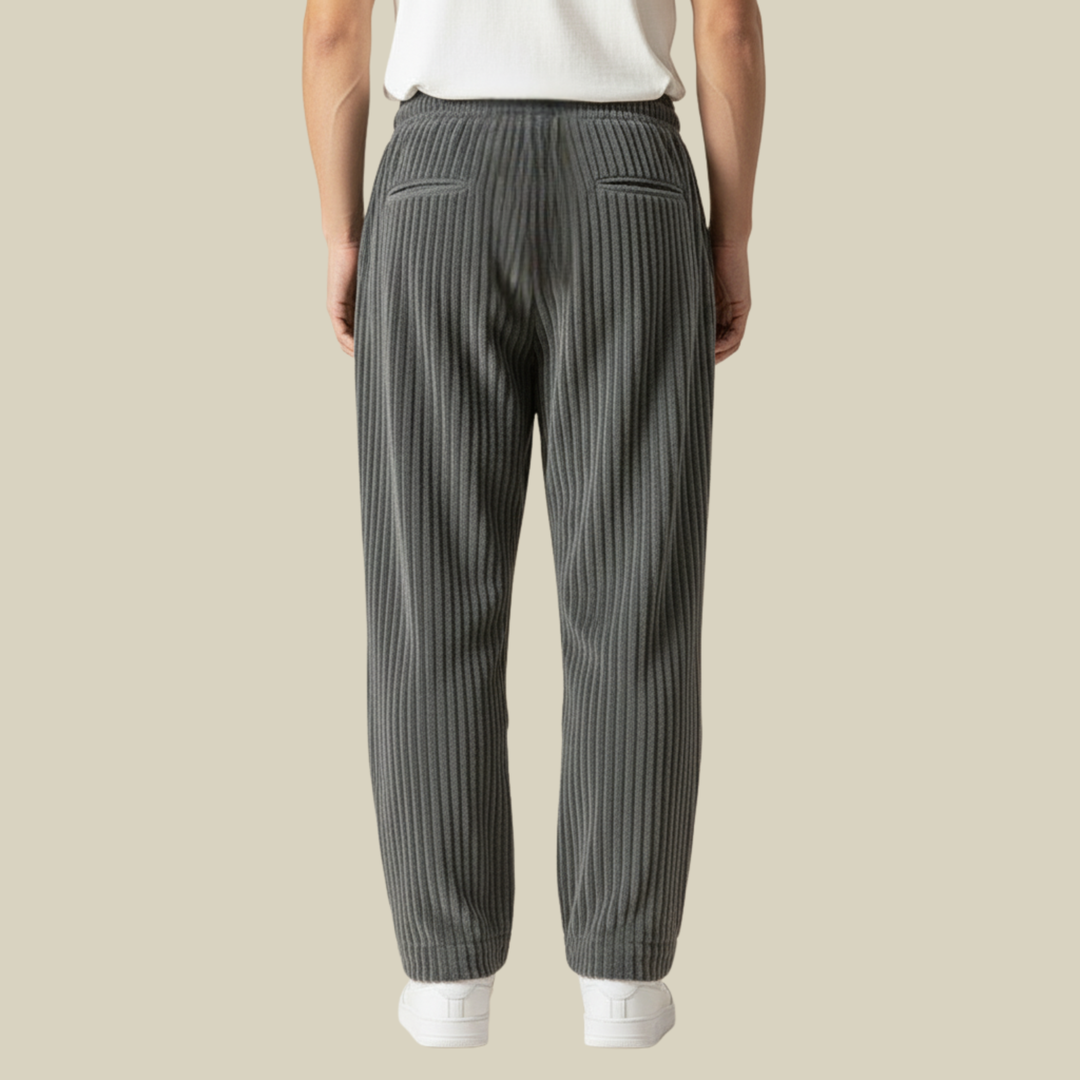 Pantaloni uomo casual in velluto a coste, vita elastica, tasche. Vestibilità comoda e versatile per ogni giorno.