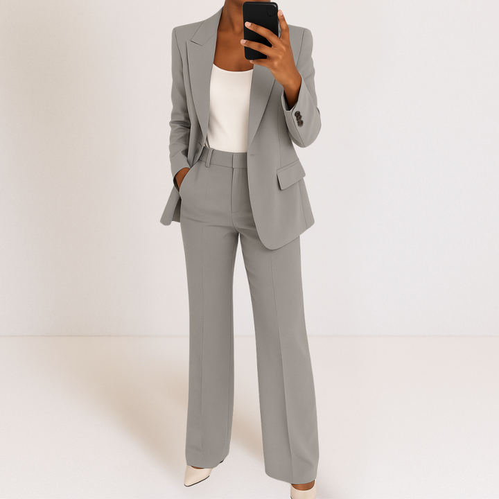 Completo casual chic donna, blazer elegante e pantaloni ampi a gamba larga. Look versatile e moderno.