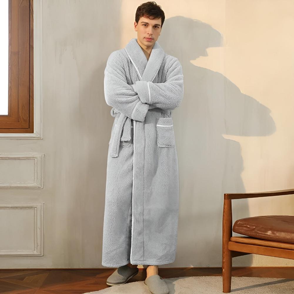 Dettaglio del morbido tessuto sherpa dell'accappatoio unisex. Caldo e avvolgente per il relax a casa.