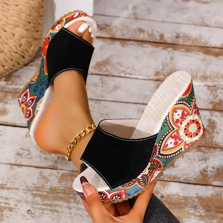 Moda donna: sandali bohème verdi con zeppa, ideali per un tocco estivo distintivo.