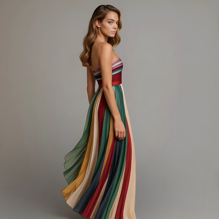 Moda donna: abito lungo plissettato con vibranti colori multicolore, design elegante senza spalline per l'estate.