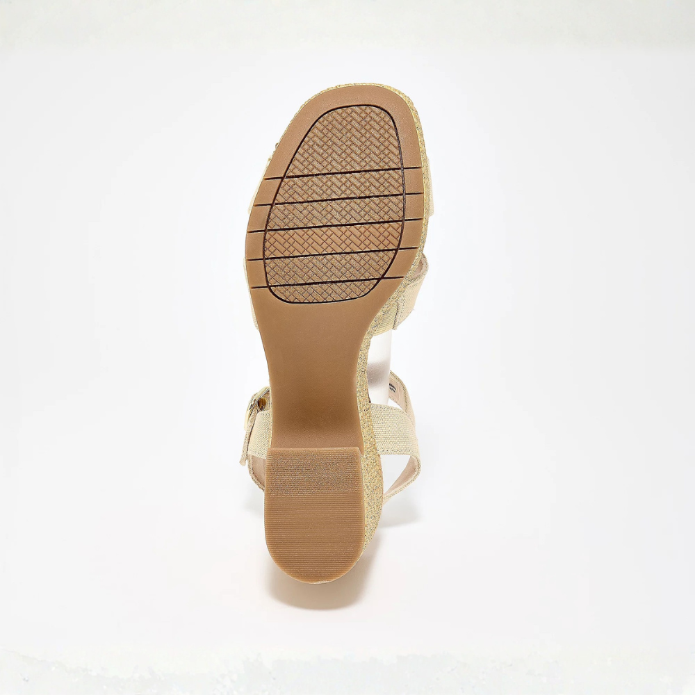 Sandali da donna con zeppa, cinturini incrociati e suola comoda, ideali per l'estate e un look casual chic.