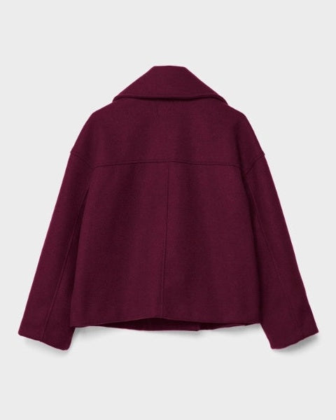 Cappotto corto effetto lana per donna, doppiopetto e minimal, perfetto per un look invernale.