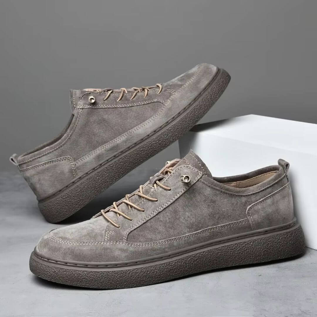 Uomo indossa sneakers casual con lacci. Comfort e stile quotidiano per un look versatile e alla moda.