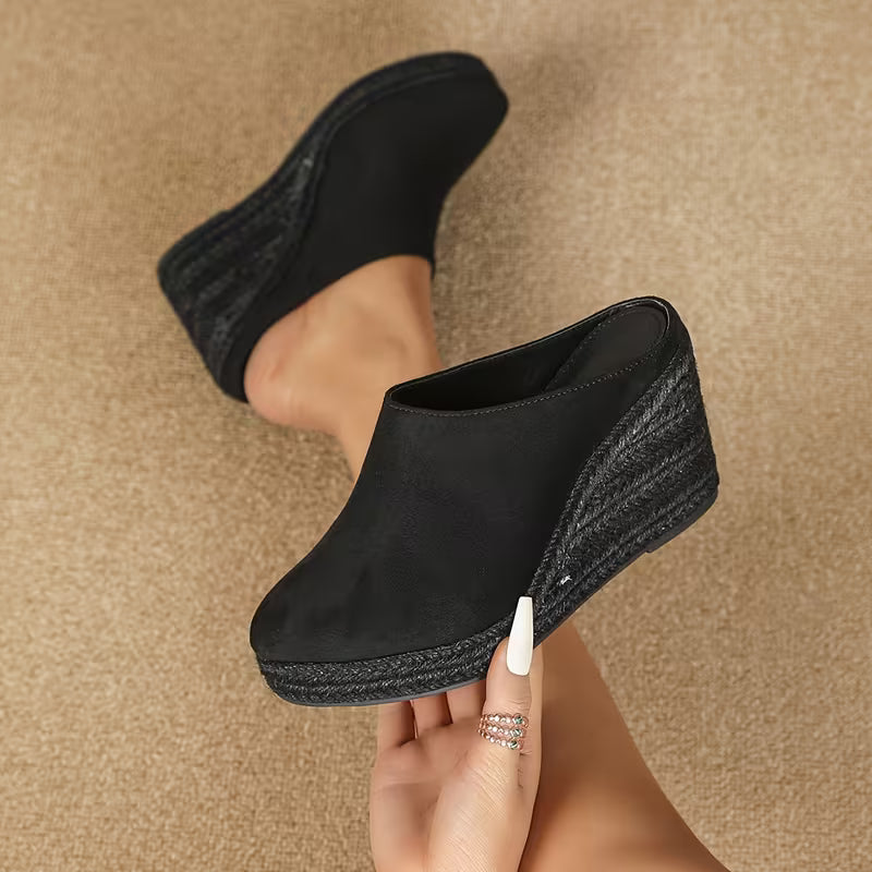 Sandali donna con zeppa per l'estate, calzature eleganti e comode per ogni occasione. Look casual alla moda.
