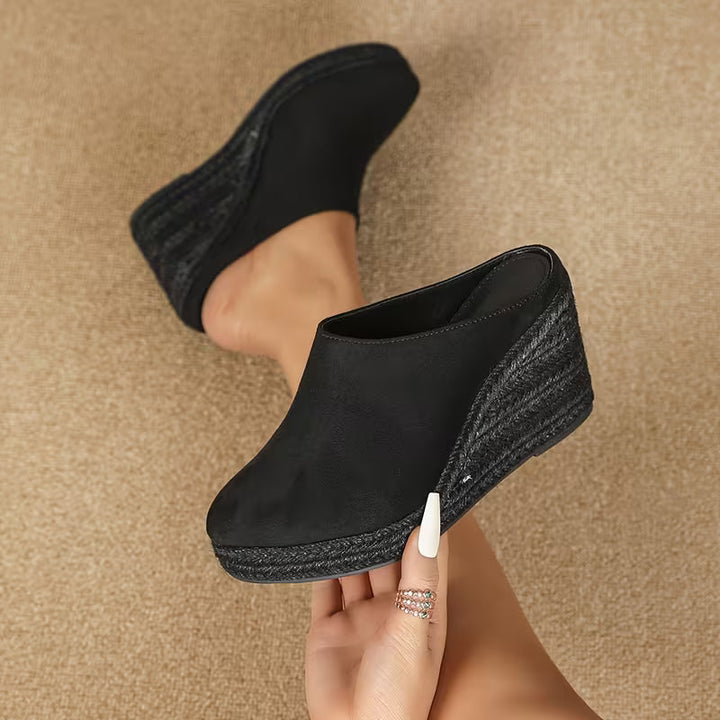 Sandali donna con zeppa per l'estate, calzature eleganti e comode per ogni occasione. Look casual alla moda.