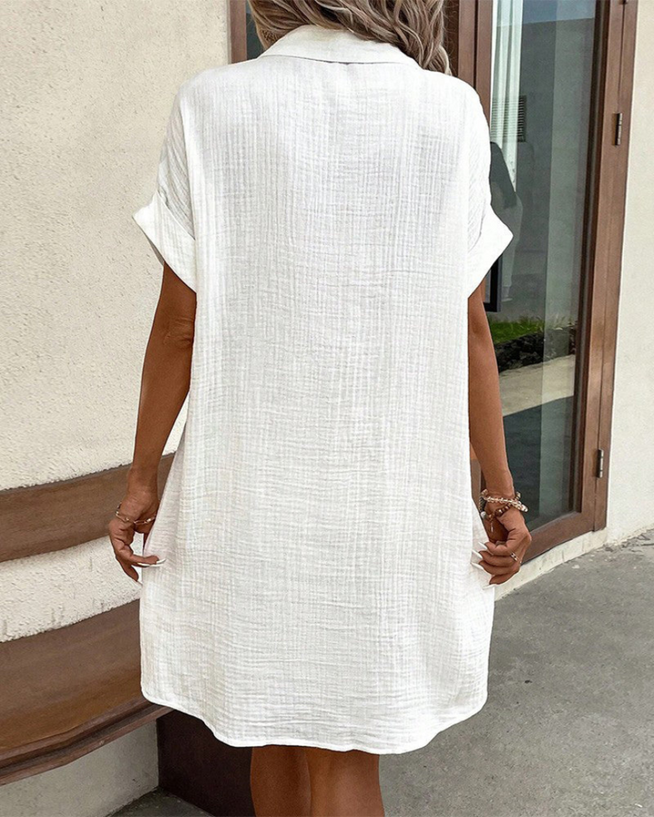 Moda primavera donna: abito camicia a maniche lunghe con bottoni, un vestito elegante e casual chic.
