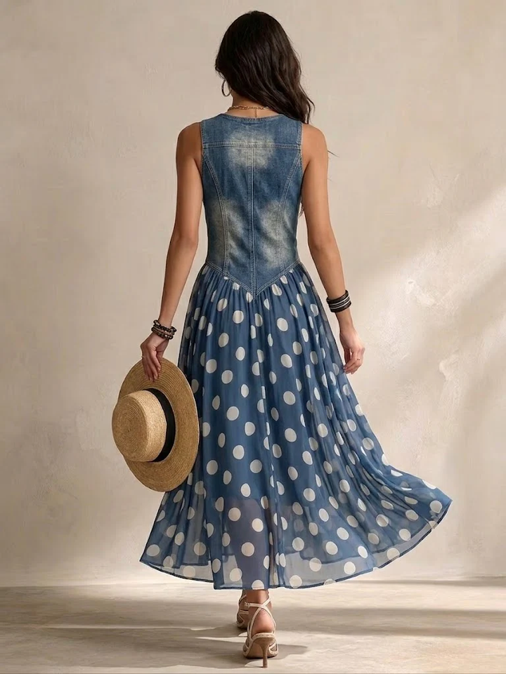 Abito estivo blu fluido da donna, senza maniche, con corpetto elegante e gonna a pois. Perfetto per moda casual chic.