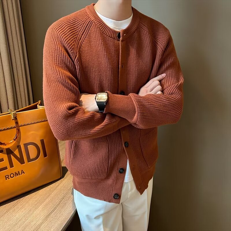 Cardigan uomo slim fit marrone rossastro, scollo rotondo e maniche lunghe. Stile versatile per moda maschile.