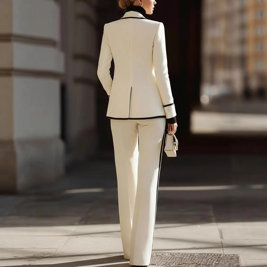 Moda donna: completo elegante con blazer doppiopetto e pantaloni lunghi. Stile color block casual chic e confortevole.