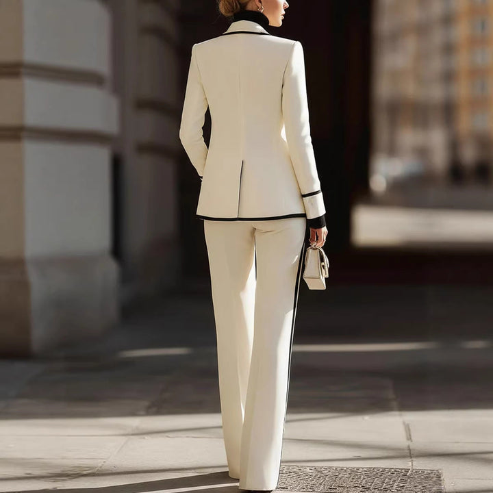 Moda donna: completo elegante con blazer doppiopetto e pantaloni lunghi. Stile color block casual chic e confortevole.