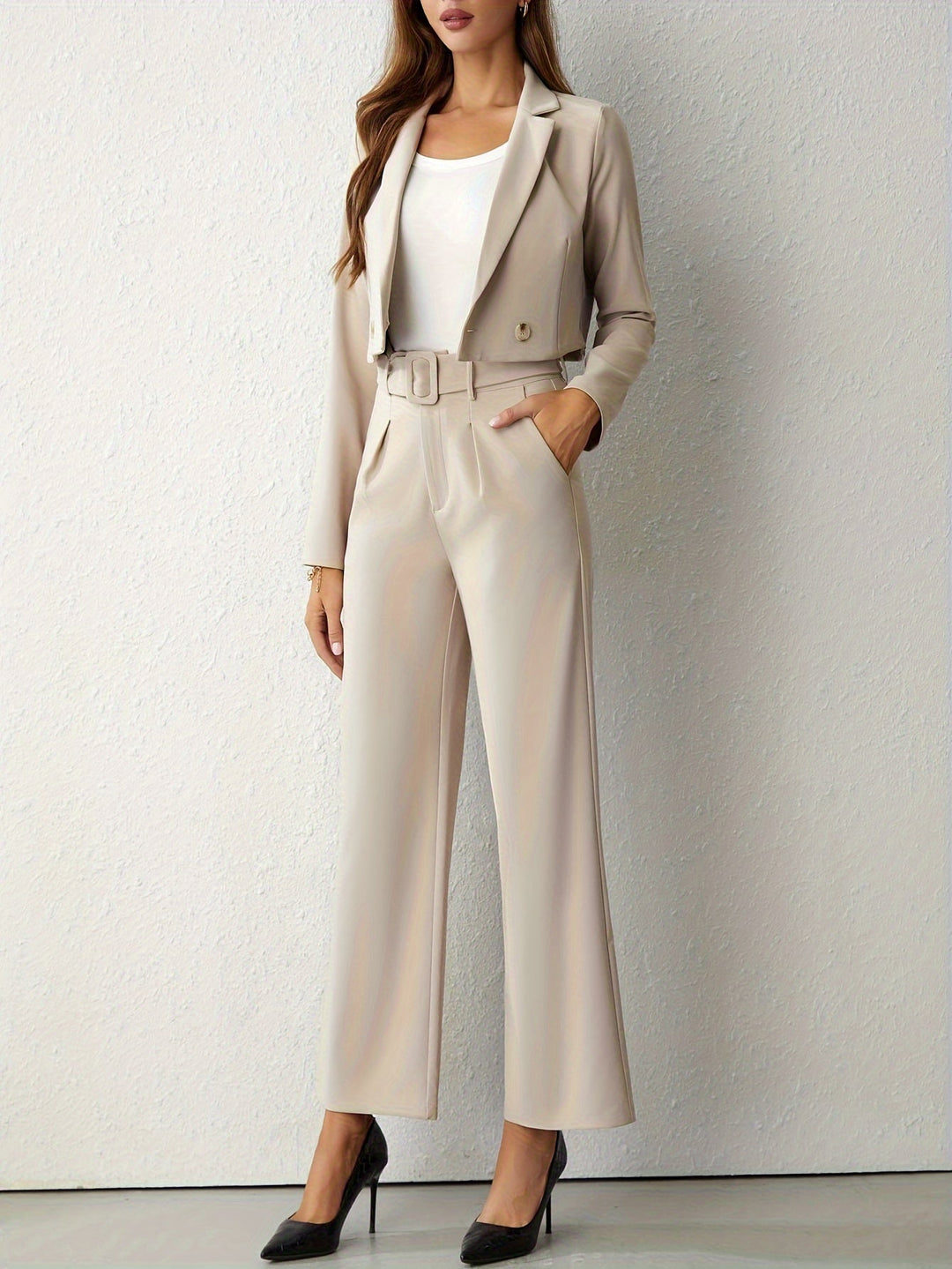 Completo donna elegante beige con blazer sartoriale e pantaloni, perfetto per look ufficio o eventi formali.
