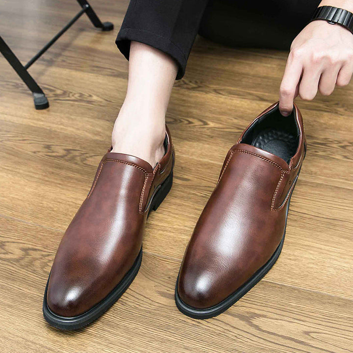 Mocassini uomo slip-on neri per comfort quotidiano. Calzature eleganti e antiscivolo per business e tempo libero.