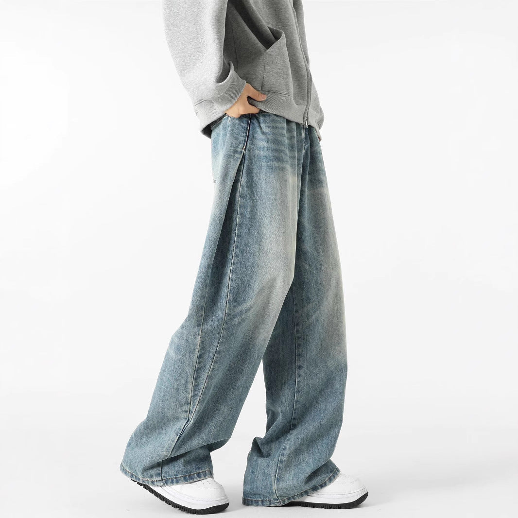 Jeans da uomo ampi color azzurro, un capo essenziale per la moda maschile casual e confortevole.