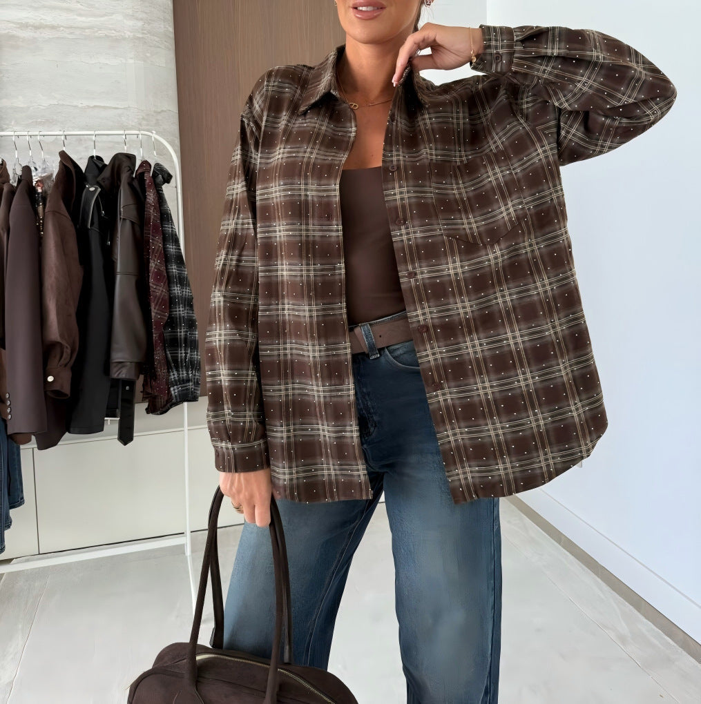 Elegante camicia donna a quadri con strass e maniche lunghe. Perfetta per ufficio o outfit casual chic.