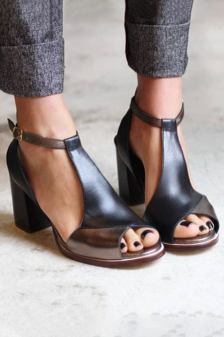 Décolleté nere moderne da donna con cinturino, tacco elegante. Perfette per ufficio o serate chic.