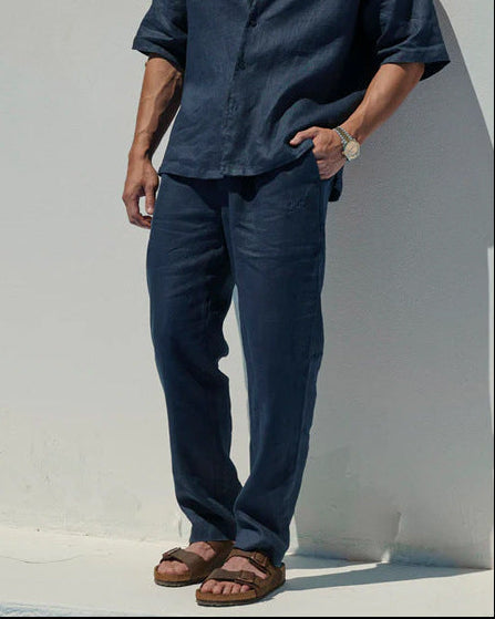 Pantaloni uomo a righe per stile urbano, perfetti per un outfit streetwear sportivo e leggero.