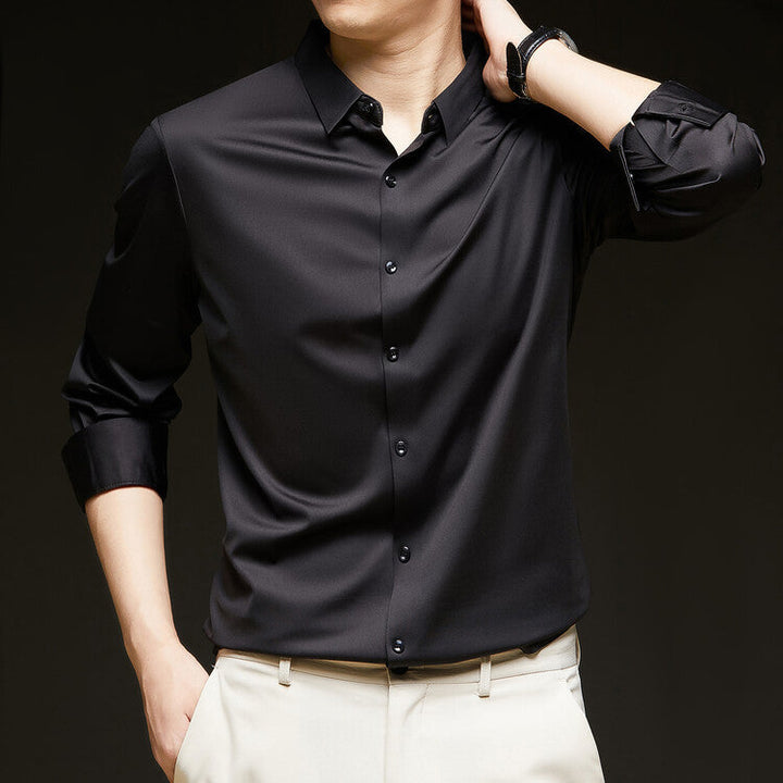 Camicia autunnale uomo slim fit con bottoni, ideale per look casual o semi-formali.