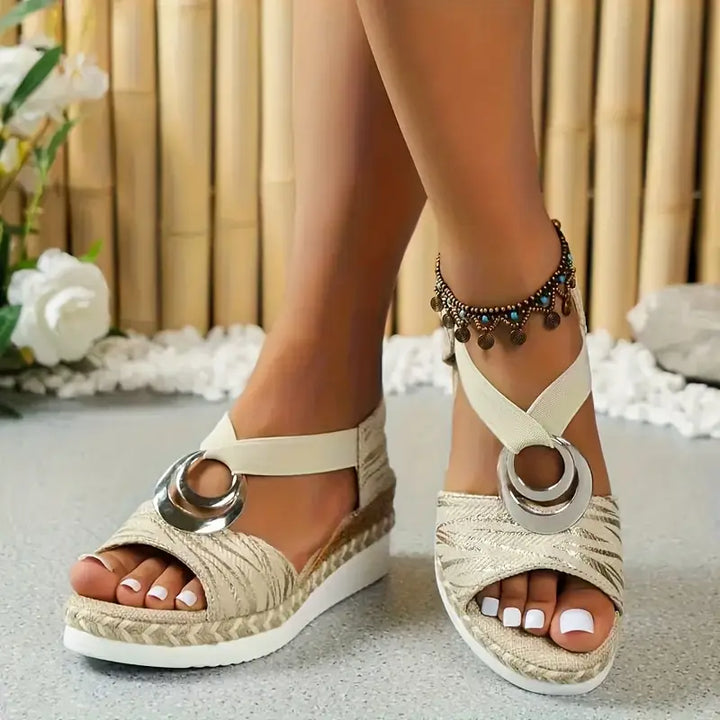 Comodi sandali con zeppa da donna, ideali per la vacanza estiva, uniscono moda e comfort impareggiabile.