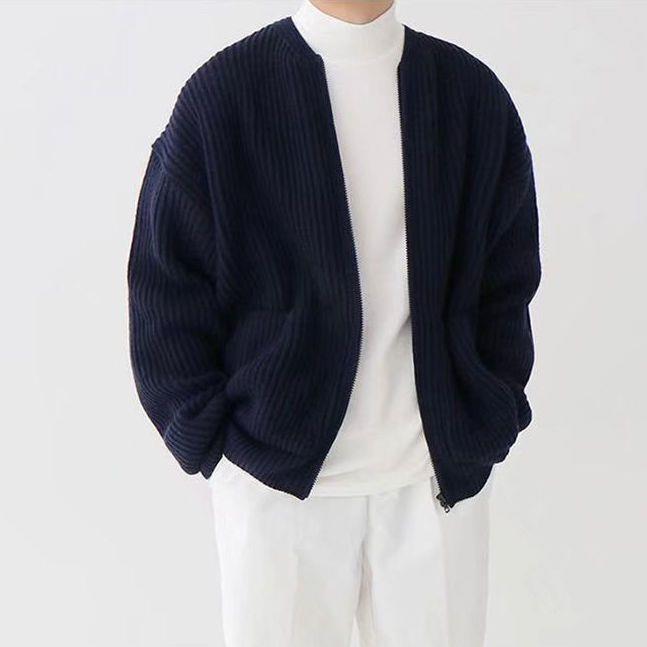 Elegante cardigan uomo blu scuro in maglieria, per un look quotidiano a strati. Essenziale per moda maschile.
