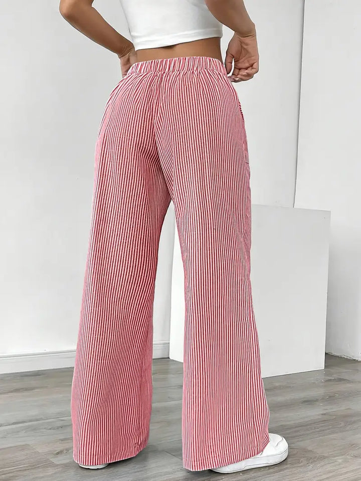 Versatili pantaloni donna a righe, taglio ampio, ideali per il tuo guardaroba estivo.