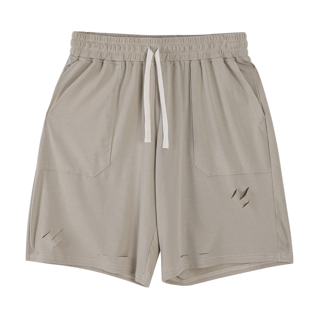 Pantaloncini sportivi uomo con dettagli strappati, ideali per comfort e stile casual estivo.