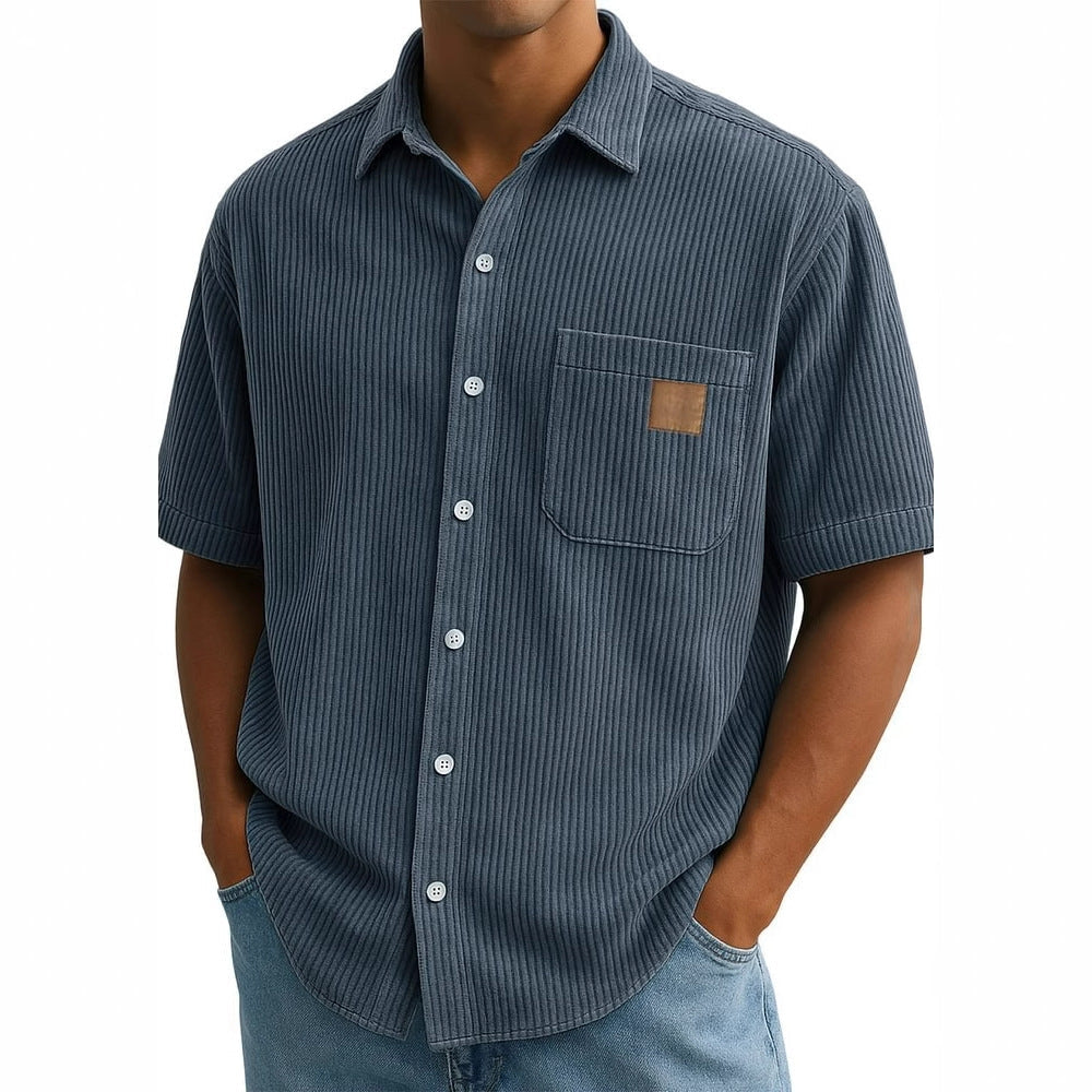 Camicia uomo casual a maniche corte con taschino effetto velluto. Ideale per moda estiva versatile.