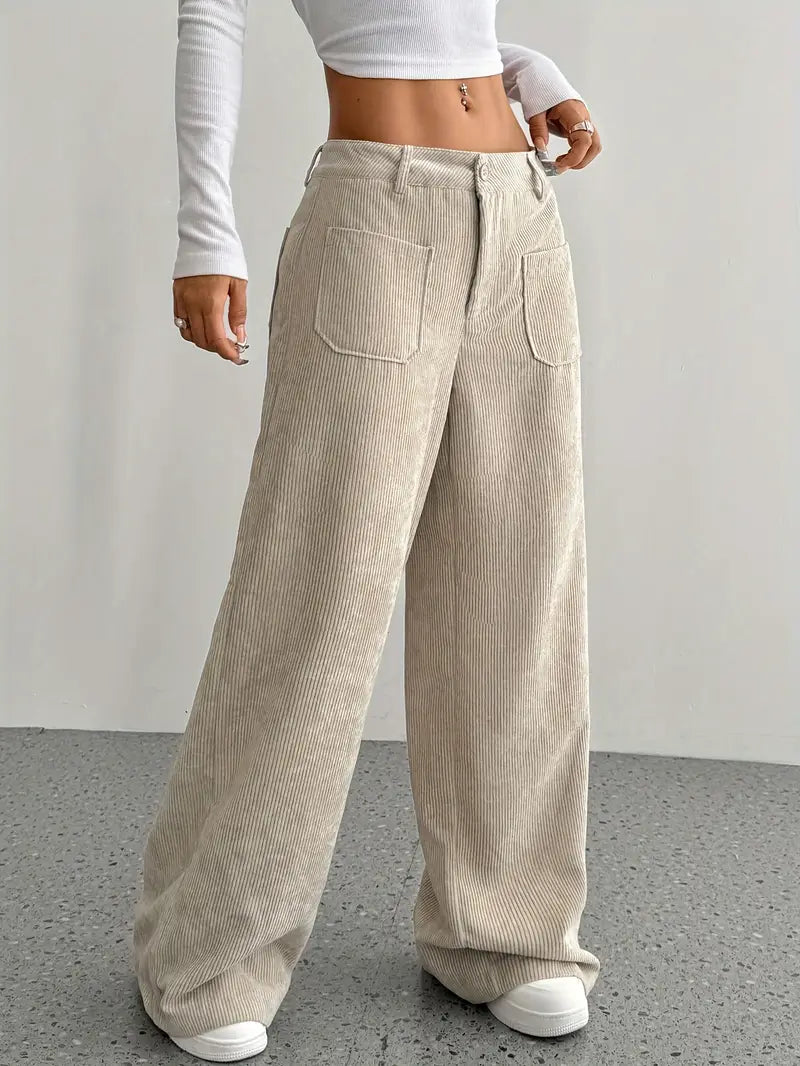 Pantaloni da donna a coste, gamba larga e vita alta. Look casual comodo e alla moda.