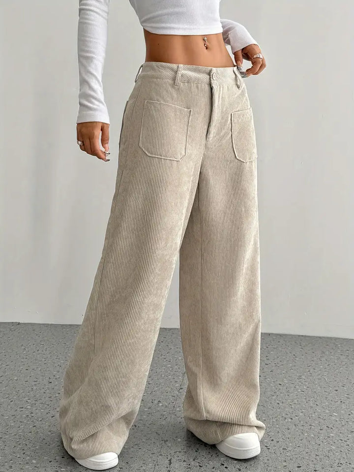 Pantaloni da donna a coste, gamba larga e vita alta. Look casual comodo e alla moda.